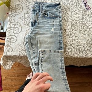New American eagle ripped jeans. 32 L 34 W